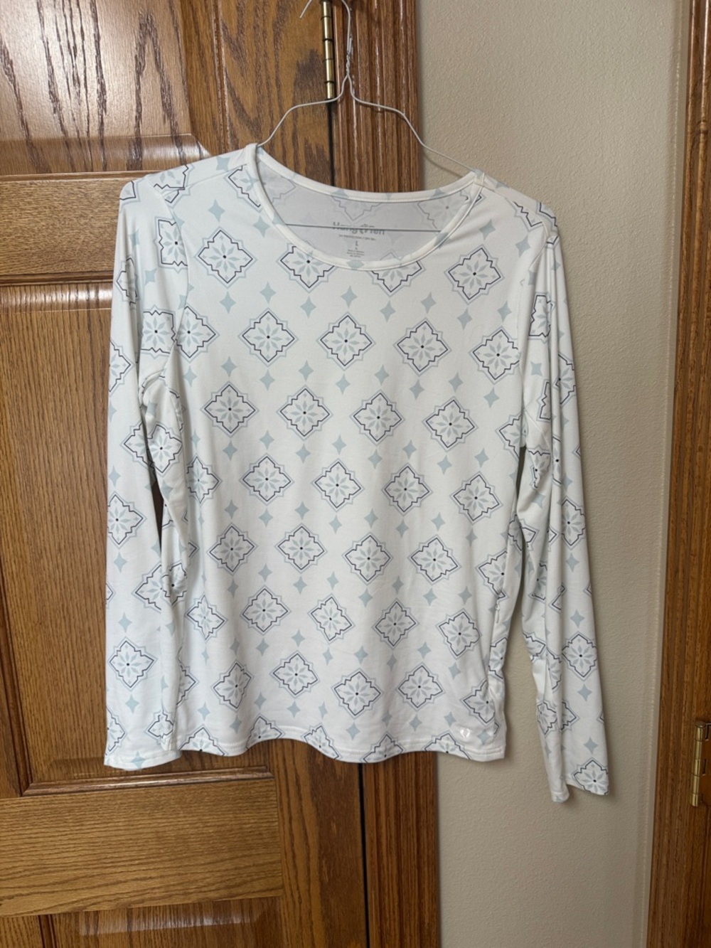 Hang Ten White Long Sleeve Top with Gray Geometric Motif